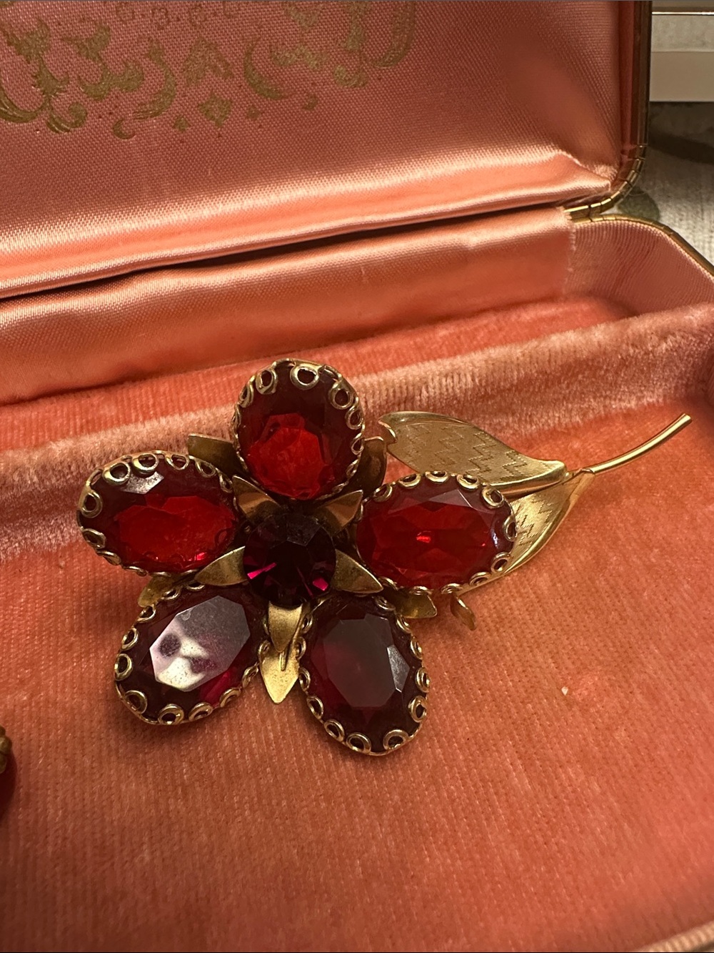 🌹1950s Red Faceted Glass Flower Brooch Open Back Gold Tone
